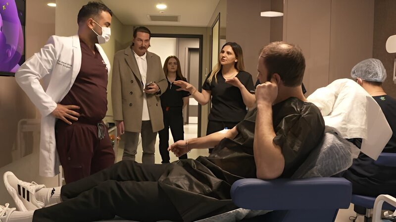 Eine Operation im Ausland macht den Traum von Schönheit! möglich. Aber wie sicher sind solche Eingriffe zu Dumpingpreisen? Der Reporter Tim Schroeder (vorne) unterzieht sich dem Selbsttest. – Bild: RTL /​ Arriba Media