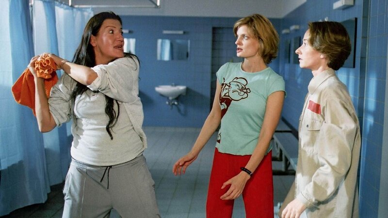 Walter (Katy Karrenbauer, li.) hat Annabelles (Bettina Lohmeyer, re.) Plan durchschaut und greift sie an … (2.v.re. Constanze Priester als Manu) – Bild: TVNOW /​ Stephanie Kulbach