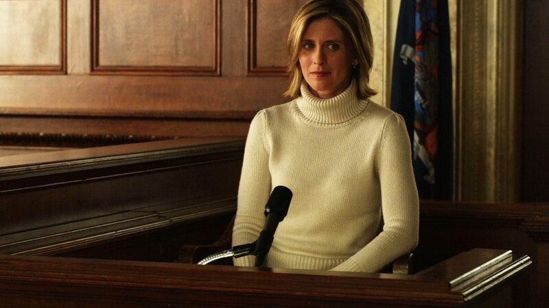 Für Susan Coyle (Helen Slater) ist ein Alptraum wahr geworden: Ihre Tochter wurde ermordet aufgefunden. – Bild: TVNOW /​ NBC