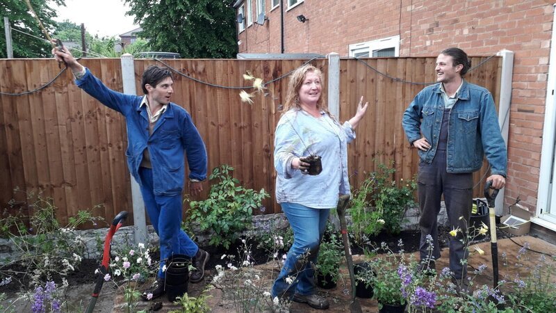 Harry Rich (l.) mit Charlie Dimmock (m.) und David Rich (r.) – Bild: RTL /​ Einhorn-Alarm