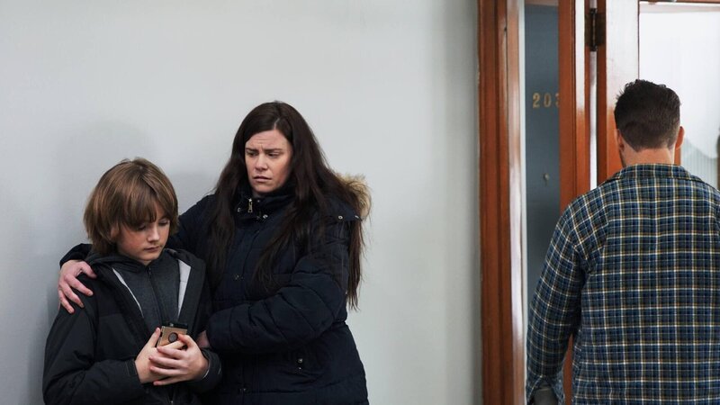 Die Frau umarmte den Jungen. – Bild: Crime + Investigation