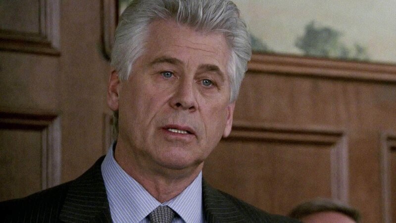 Anwalt Oliver Gates (Barry Bostwick) ist jedes Mittel recht um den Prozess zu gewinnen! – Bild: TVNOW /​ Universal