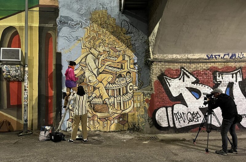 Streetart-Künstlerin Maria bei der Arbeit in Roms Peripherie – Bild: phoenix/​ZDF/​Barbara Lueg