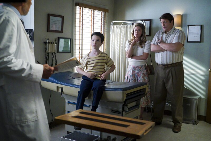 Als Sheldon (Iain Armitage, l.) durch eine Erziehungsmaßnahme nicht weiter an seinem selbst ernannten NASA-Projekt arbeiten kann, wird er krank. Und selbst Mary (Zoe Perry, M.) und George (Lance Barber, r.) müssen sich eingestehen, dass sie ihren Sohn dadurch einer besonderen Stresssituation ausgesetzt haben … – Bild: Warner Bros.