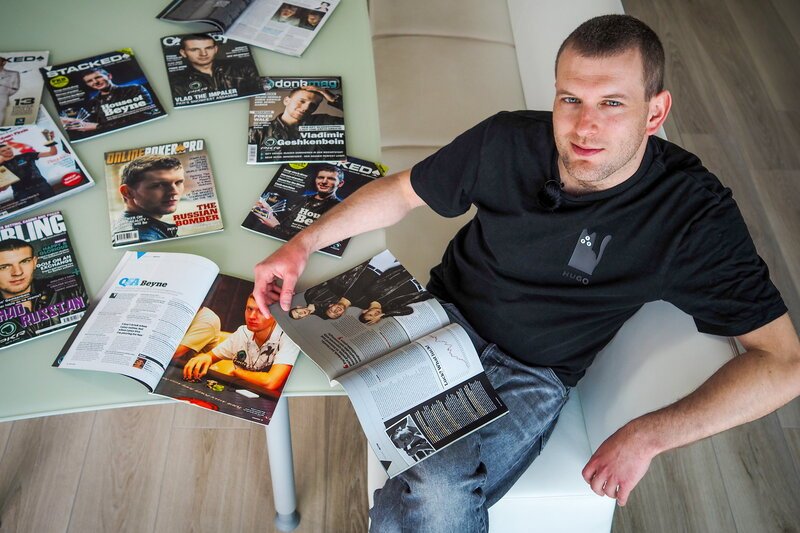 All-In mit Poker – Im Casino das grosse Geld verdienen? Vladimir und all seine Magazin-Cover – Bild: SRF2