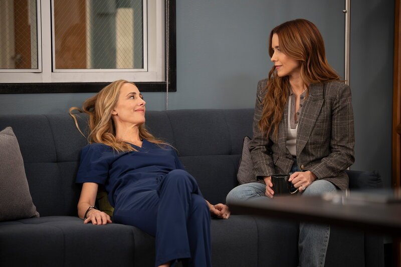 Grey’s Anatomy Staffel 21 Folge 11 Kim Raver als Dr. Teddy Altman, Sophia Bush als Dr. Cass Beckman – Bild: SRF/​Disney