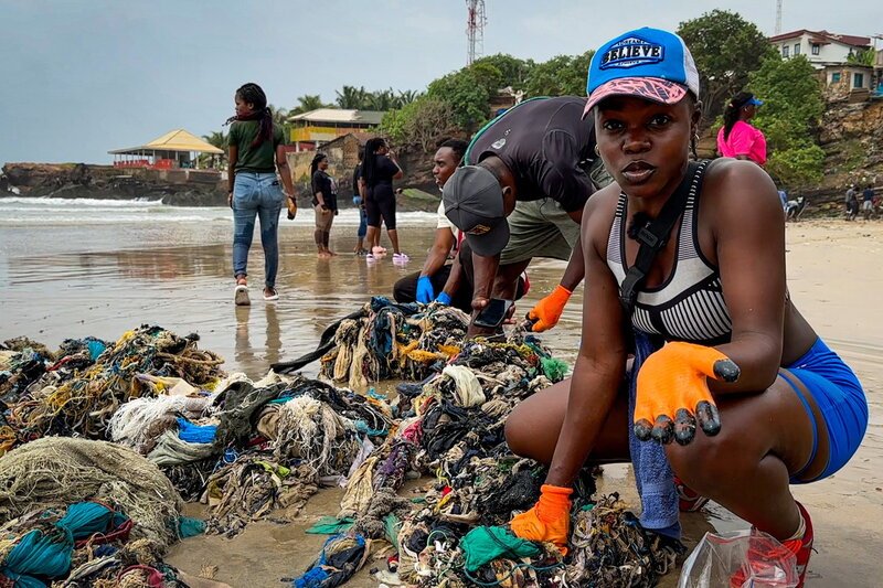 Abfallberge wegen Fast Fashion – Das passiert mit unseren Altkleidern. Iveth Stunner beim Beach Clean-Up. – Bild: SRF2