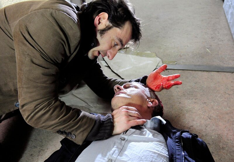 MDR Fernsehen TATORT, „Schweinegeld“, am Freitag um 00:00 Uhr. Ritter (Dominic Raacke, re.) ist schwer verletzt. Stark (Boris Aljinovic) kümmert sich um seinen Partner und organisiert Hilfe. – Bild: rbb/​rbb/​Christiane Pausch