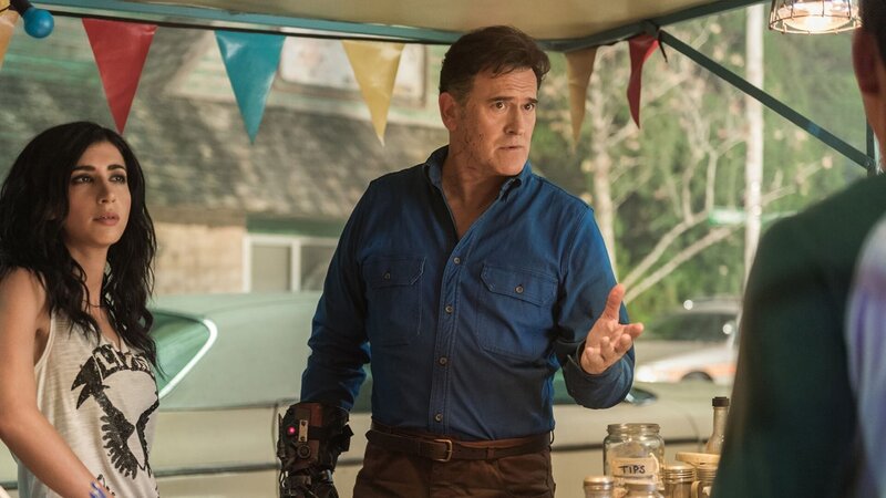 Kelly (Dana DeLorenzo), Ash Williams (Bruce Campbell, M.) und Pablo (Ray Santiago) – Bild: PLURIMEDIA (Starz Entertainment, LLC)