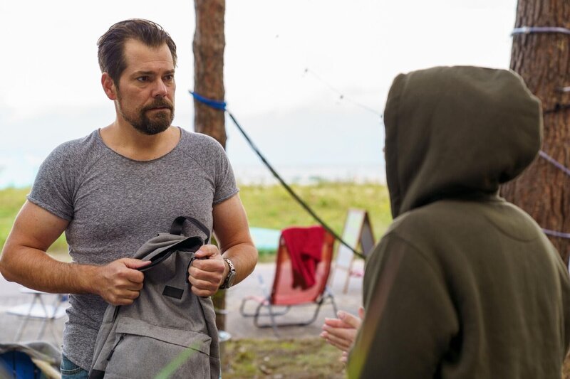 Als Sarah (Susan Sideroupolos) seinen Hoodie trägt, sieht Leon (Daniel Fehlow) nur noch seine tote Frau in ihr und wird von dem Moment völlig überrollt. – Bild: RTL /​ Matthias Marx