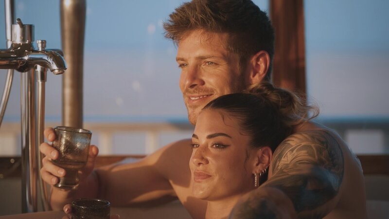 Martin und Lena in Badewanne – Bild: RTL