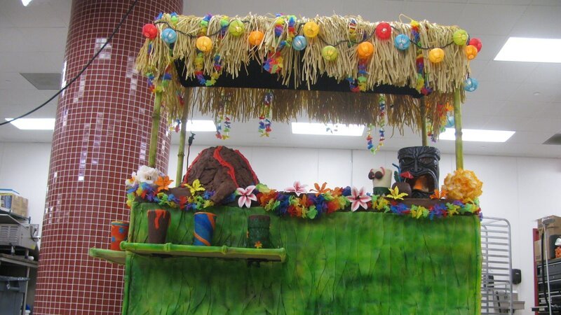 Wide shot of finished Tiki bar cake. – Bild: For merchandising, publishing & ancillary products, check talent contract, appearance & property releases.