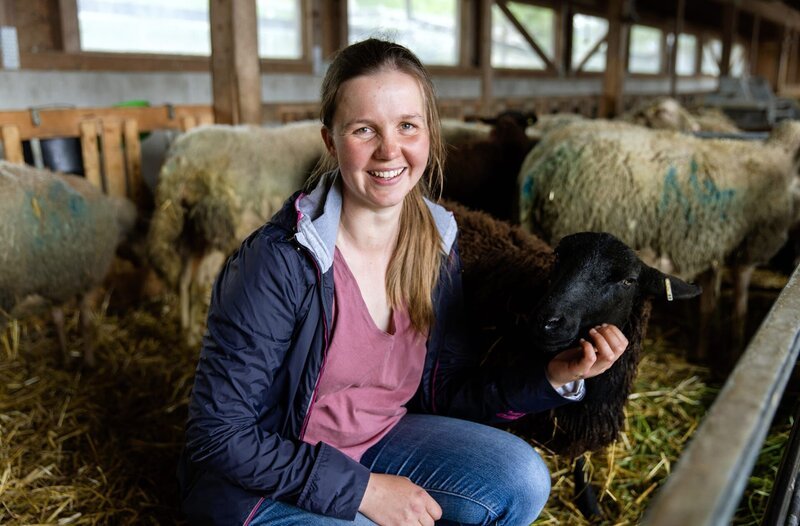 Anna Lippner im Stall – Bild: SWR/​MEGAHERZ GmbH/​Hans-Florian Hopfner