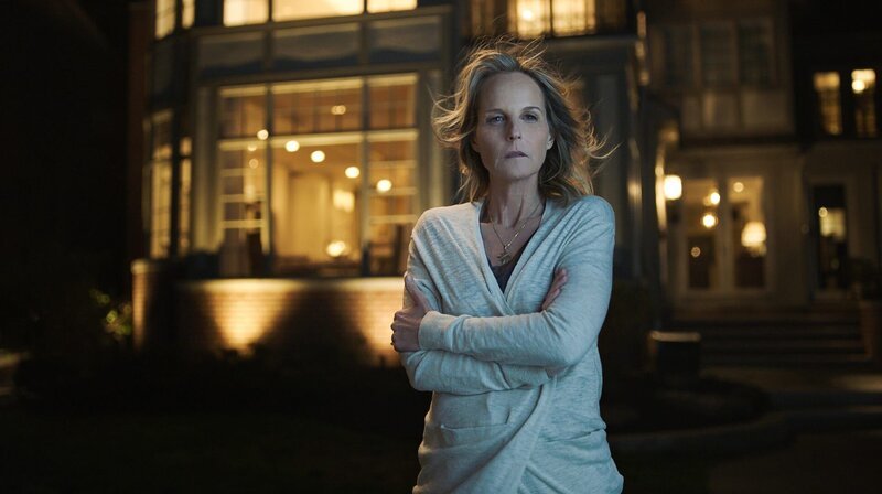 Jackie (Helen Hunt) bedauert ihren Fehler. – Bild: ARD Degeto/​capelight pictures