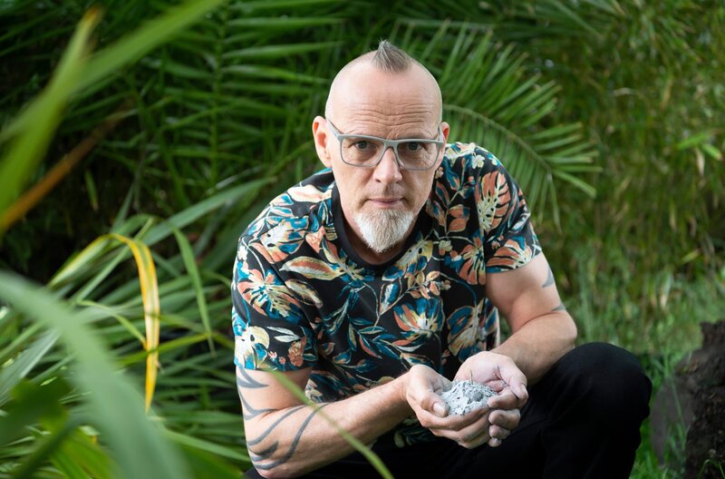 Der Regenwald – die grüne Lunge unserer Erde – sie steht an einem Kipppunkt. Erstmals gab der Amazonas-Regenwald mehr CO2 ab, als er aufnehmen und speichern konnte. Der Hauptgrund hierfür: illegale Brandrodungen. Thomas D erklärt die prekäre Lage und zeigt, was auch wir damit zu tun haben – bei „Wissen vor acht – Natur“. – Bild: ARD/​Melanie Grande