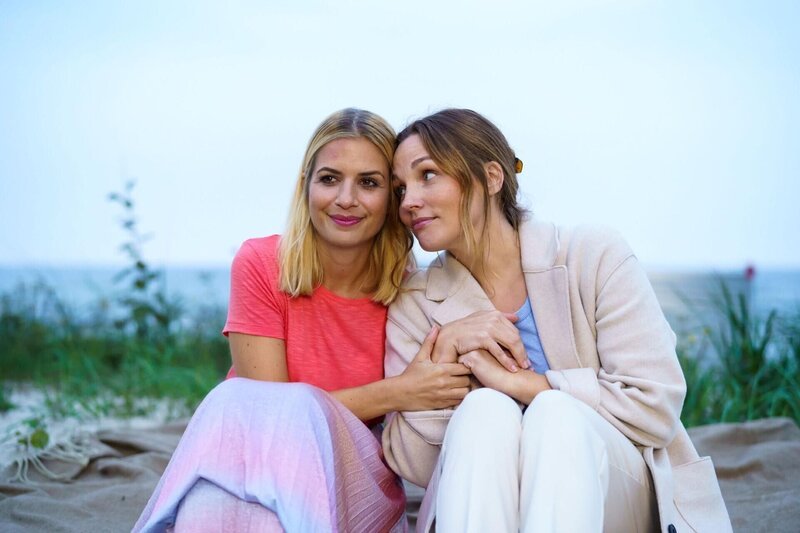 Sarah (Susan Sideroupolos, l.) und Elli (Kathrin Osterode) sind sich in einem Punkt sicher: Egal was passiert, sie halten zusammen. – Bild: RTL /​ Matthias Marx