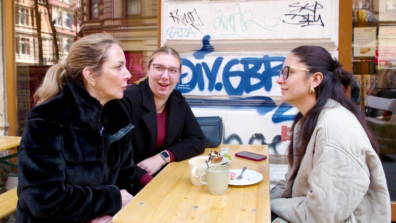 S02E03: Joelina und Jada sprechen bei einem Café über ihre Beziehung, Joelinas Leben in Hamburg und mit Danni über einen möglichen Familienurlaub.; S02E03: Joelina und Jada sprechen bei einem Café über ihre Beziehung, Joelinas Leben in Hamburg und mit Danni über einen möglichen Familienurlaub. – Bild: RTLZWEI