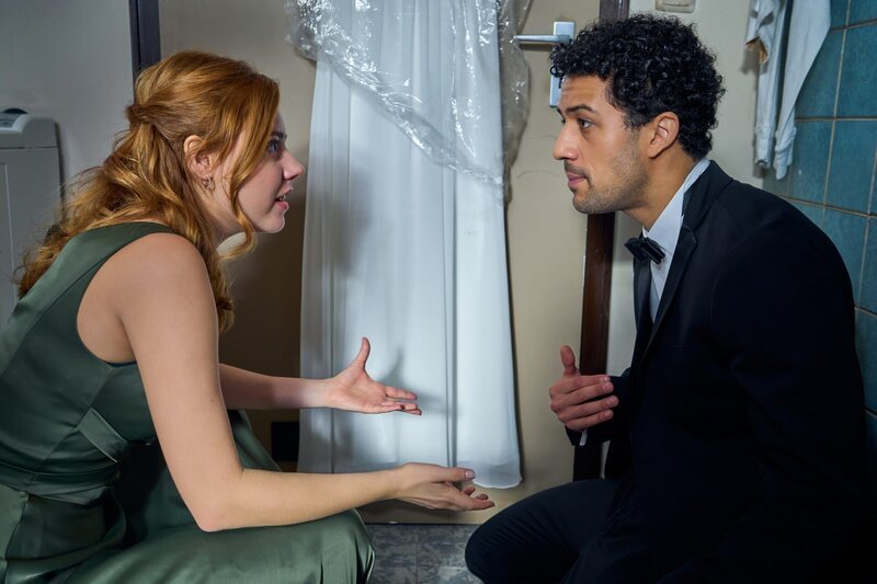 Caro (Meriel Hinsching, l.) und Yannik (Rojan Juan Barani, r.) sind aufgeregt, weil sie Svenjas Brautkleid beschmutzt haben. – Bild: ZDF und © Frank Dicks.