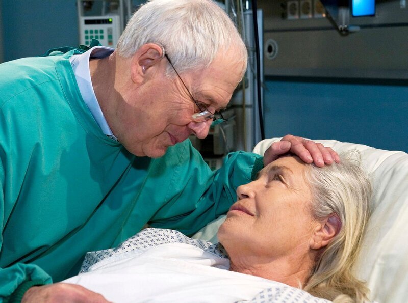 Arnulf Mersburg (Klaus Herrn) hat für seine Frau Klara (Ellen Schwiers) eine gute Nachricht als sie aufwacht. Dr. Niedlich zahlt den beiden ihr ganzes Geld zurück und sie können auch noch mit Schadensersatz rechnen. – Bild: MDR/​Krajewsky