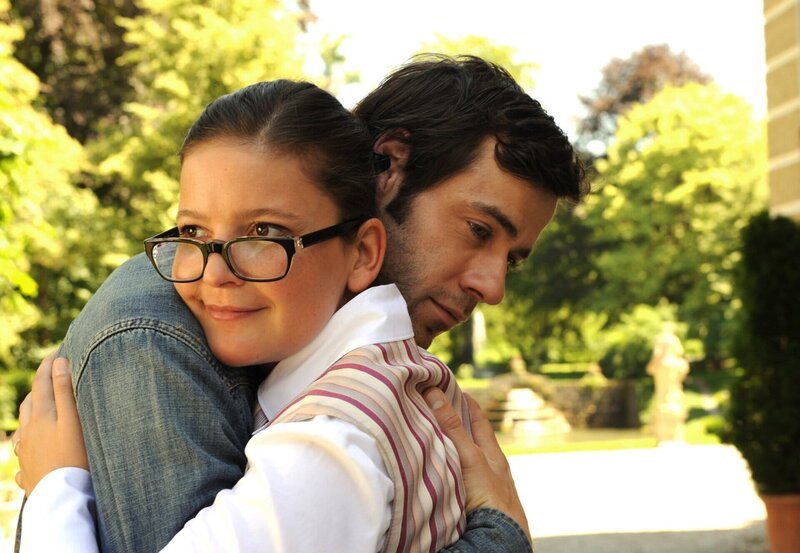 Sibylle (Julia Mitrici, r.) und Jacob (Andreas Thiele, l.) versöhnen sich. – Bild: ARD/​Ann Paur