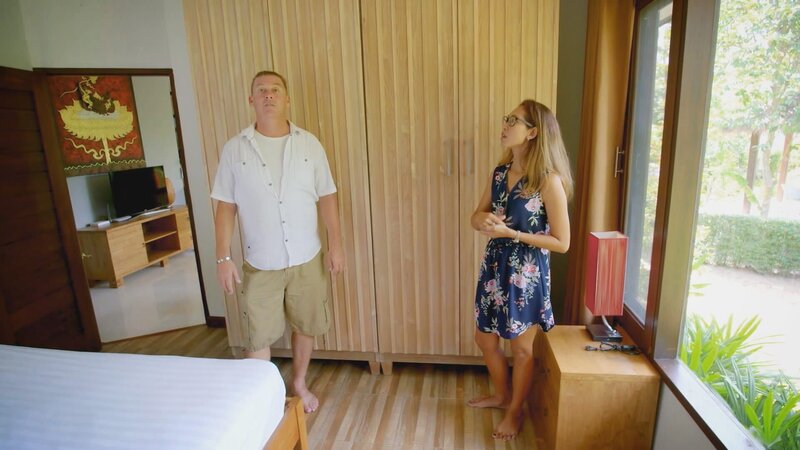 Sonne, Sand und Ozean: Troy Hayward, Tanya Thongkun und ihr Sohn verlassen Toronto und suchen in Tanyas Heimat Thailand ein Haus mit Garten. Die beiden lieben das Meer und wünschen sich nichts mehr, als in einem der beliebtesten Reiseziele – der paradiesischen Insel Koh Samui – ihren Sohn großzuziehen. Sie hätten gerne ein bezugsfertiges Haus mit Gästezimmer nahe der internationalen Schule und wollen so nah wie möglich am Meer leben. Mit ihrem Makler Ben besichtigen sie wunderschöne Villen auf der Insel. – Bild: HGTV