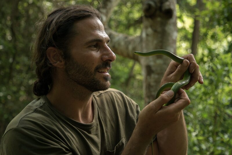 Biasha, China – Hazen holding a snake. – Bild: National Geographic /​ Harry Palmer