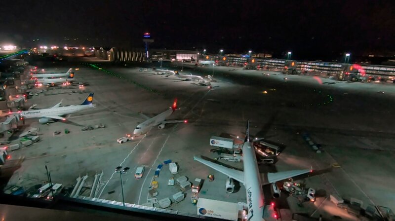 Blick auf den Frankfurter Flughafen. – Bild: HR/​Andreas Graf