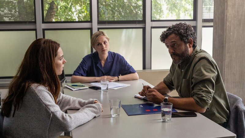 Inspector Castells (Isak Férriz) und Laura (Sophie Rundle, M.) befragen Izzy Miller (Tamsin Topolski, l.), nachdem die Mutter von zwei Kindern verschwunden war und schlafend in einer Kirche gefunden wurde. Izzy ist verdächtig, ihren Mann schwer verletzt zu haben. – Bild: ZDF