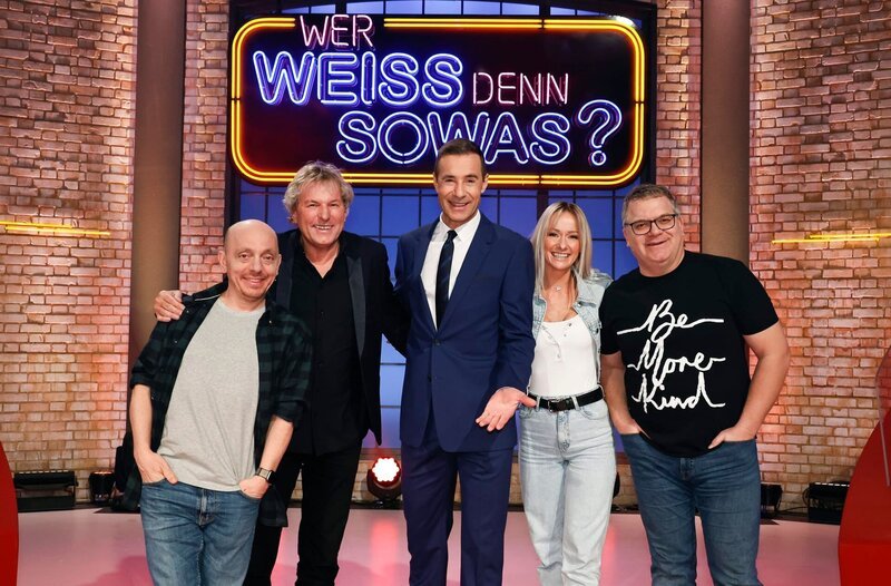 Moderator Kai Pflaume (M.) und seine Rateteam-Kapitäne Bernhard Hoëcker (l.) und Elton (r.) begrüßen in dieser Sendung den Sänger und Entertainer Bernhard Brink (2.v.l.) und die Sängerin Christin Stark (2.v.r.). – Bild: ARD/​Morris Mac Matzen