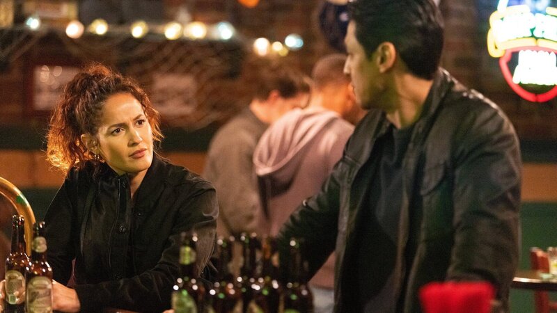 Station 19 Staffel 5 Folge 15 Ein schöner Abend nimmt ein tragisches Ende: Jaina Lee Ortiz als Andy Herrara (l.) – Bild: SRF/​ABC Studios