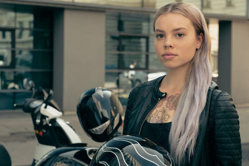 Saschi (Lea Zoë Voss) arbeitet als Friseurin in der „Sunshine City“, wo auch ihr Freund Mario Sicherheitswachmann ist. – Bild: ZDF