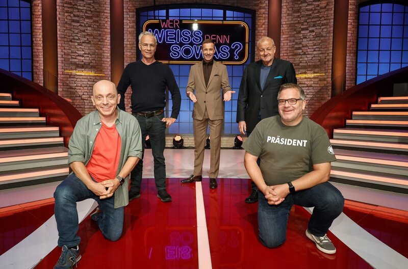 Moderator Kai Pflaume (M.) und seine Rateteam-Kapitäne Bernhard Hoëcker (l.) und Elton (r.) begrüßen in dieser Sendung den Schauspieler Klaus J. Behrendt (2.v.l.) und den Schauspieler Leonard Lansink (2.v.r.). – Bild: ARD/​Morris Mac Matzen