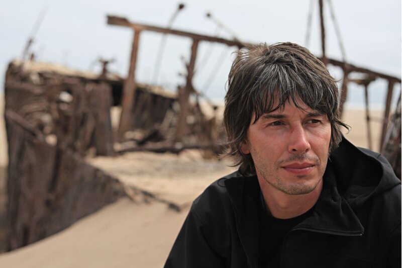 Programme Name: Brian Cox’Äôs Adventures in Space and Time – TX: n/​a – Episode: Brian Cox’Äôs Adventures in Space and Time – Ep4 What is Time? (No. 4) – Picture Shows: with a ship wreck at the skeleton coast in Namibia. The skeleton coast is a metaphor for the vast tracks of time that stretch out towards the eventual death of the universe. Professor Brian Cox – – Bild: BBC/​Brian Cox/​Stephen Cooter