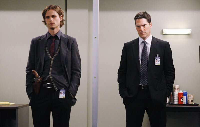 Professor Rothschild behauptet fünf Menschen in seiner Gewalt zu haben, die in weniger als zehn Stunden sterben werden. Für Reid (Matthew Gray Gubler, l.), Hotch (Thomas Gibson, r.) und das restliche Team beginnt ein Wettlauf mit der Zeit … – Bild: ABC Studios /​ Vivian Zink