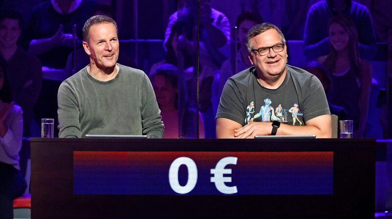 Rateteam-Kapitän Elton (r.) und der Musiker und Mitglieder der Band „Santiano“ Axel Stosberg (l.) bilden ein Rateteam. – Bild: ARD/​Morris Mac Matzen