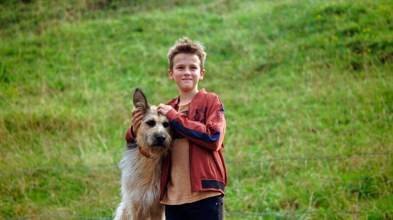Flori (Leon /​ Lino de Greiff) mit seinem Racko. – Bild: MDR/​BR/​Filmbüro Münchner Freiheit GmbH