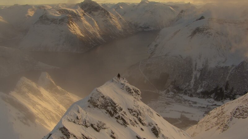 Programme Name: Brian Cox’Äôs Adventures in Space and Time – TX: n/​a – Episode: Brian Cox’Äôs Adventures in Space and Time – Ep2 Aliens: Are We Alone? (No. 2) – Picture Shows: standing on top of a snowy mountain. Professor Brian Cox – (C) BBC – Photographer: Production – Bild: BBC/​Brian Cox