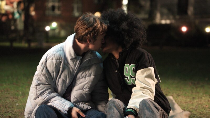 Ronnie (Zoe Magdalena) kann sich gegen ihre Gefühle für Nick (Alessandro Schuster) nicht mehr wehren. Vorsichtig kommen sie sich näher. – Bild: ZDF