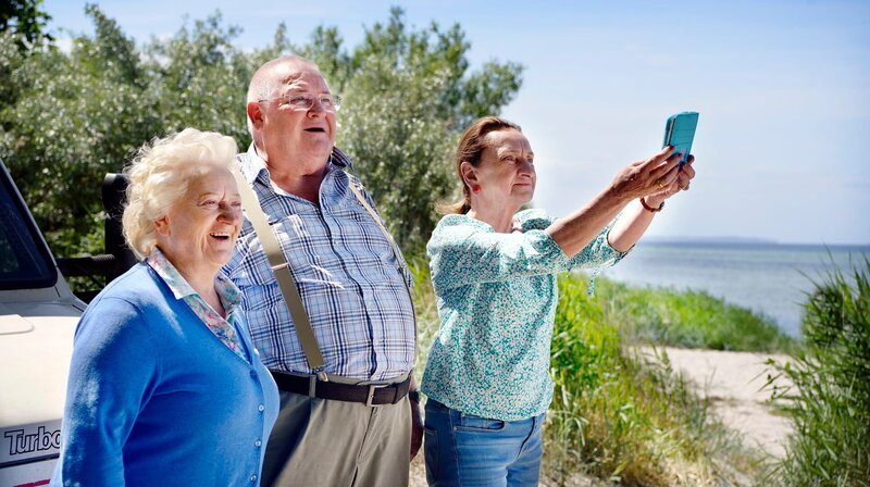 Endlich am Meer in der alten Heimat: Elsa (Carmen-Maja Antoni), Horst (Horst Krause) und Meta (Angelika Böttiger, re.) – Bild: rbb/​Arnim Thomaß
