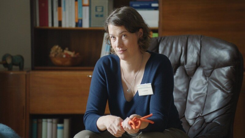 Therapeutin Frau Jacobsen (Minna Wündrich) bittet Ronnie mit Hilfe einer Kordel ihren Hüftumfang auf den Boden zu legen, so wie sie sich ihn vorstellt. Entspricht Ronnies Vorstellung der Realität? – Bild: ZDF