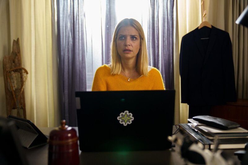 Als Sarah (Susan Sideroupolos) den Laptop mit all den Fotos von ihr findet, steht er plötzlich hinter ihr. Ihr Stalker! – Bild: RTL /​ Matthias Marx