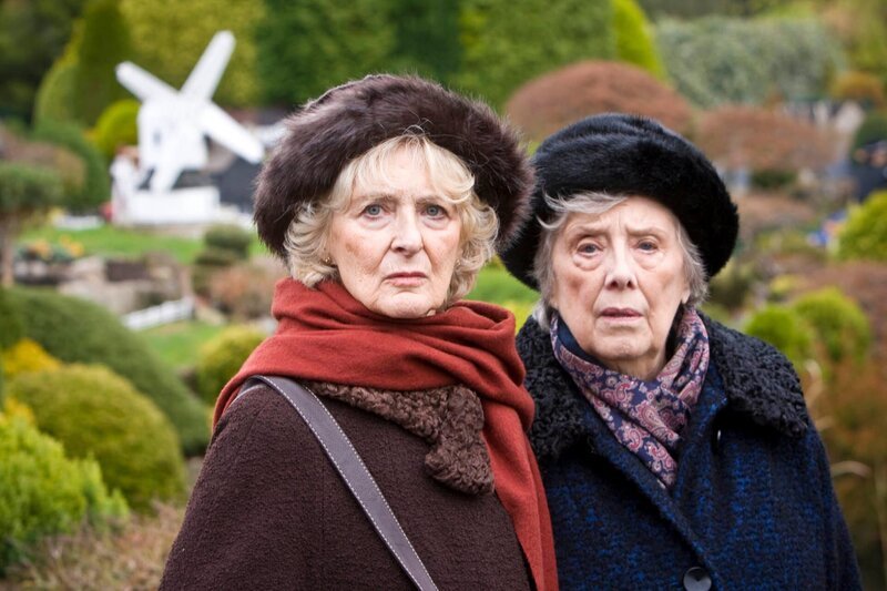 Sie sind die Besitzerinnen, von der Miniaturwelt, Hilary Compton (Margarete Tyzack, r.) und Harriet Compton (Caroline Blakiston, l.). – Bild: ZDF und Mark Bourdillon