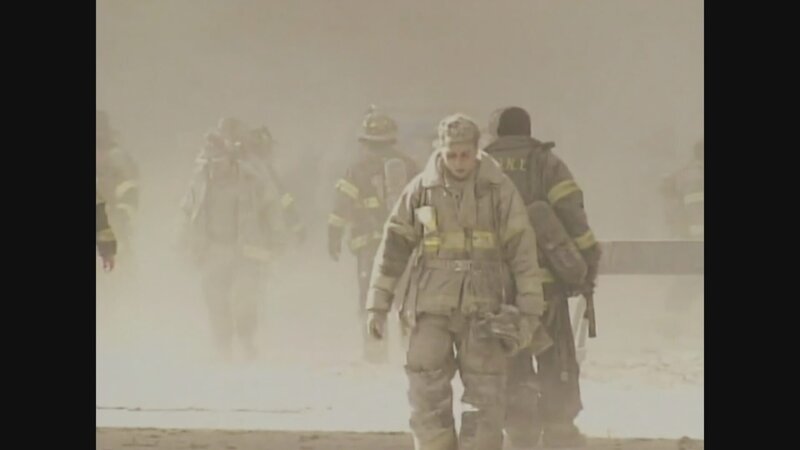 Firefighters walking away after the second collapse. (WNBC – NBC4) – Bild: WNBC – NBC4