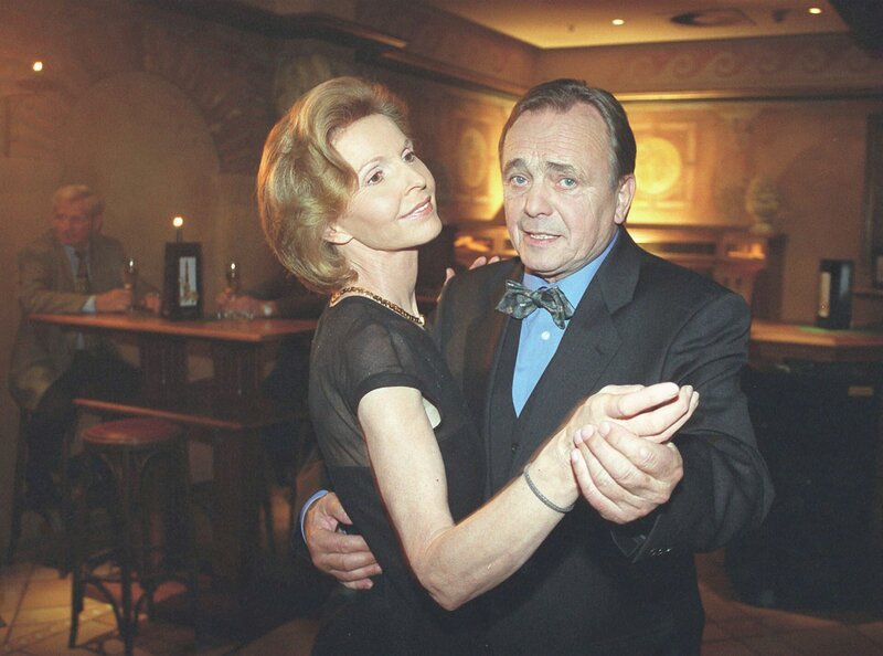 Prof. Simoni (Dieter Bellmann) geht mit Oberschwester Ingrid (Jutta Kammann) nach dem Konzert aus. – Bild: MDR/​Laue