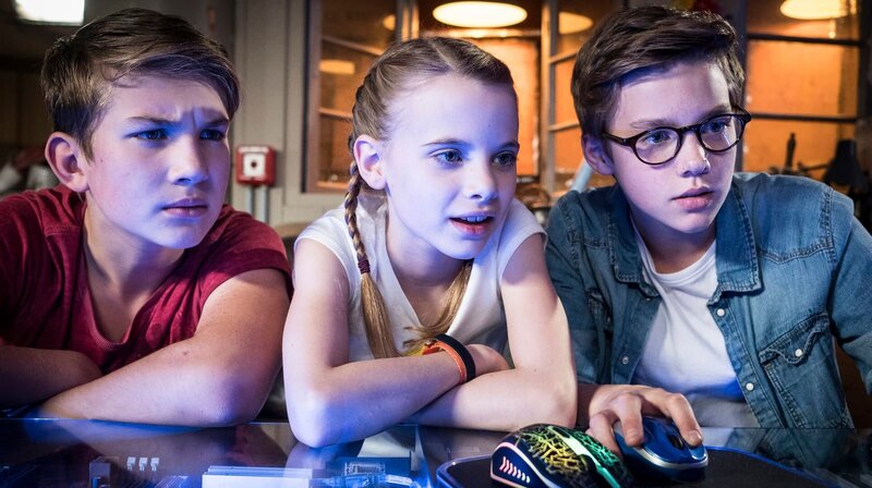 Johannes (Luke Matt Röntgen), Alice (Emilia Flint) und Benny (Ruben Storck) finden im Internet wichtige Informationen über die mafiösen Methoden von Toilettenbetreibern. – Bild: NDR/​Boris Laewen