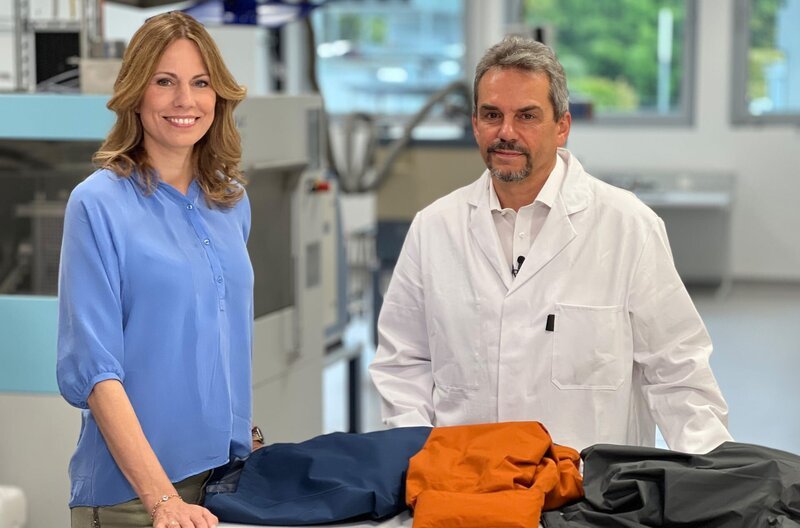 Reporterin Hendrike Brenninkmeyer will vom Textil-Experten Dr. Thomas Stegmaier wissen, was eine gute Regenjacke ausmacht. Und die Erkenntnisse sind überraschend – Bild: SWR/​solisTV