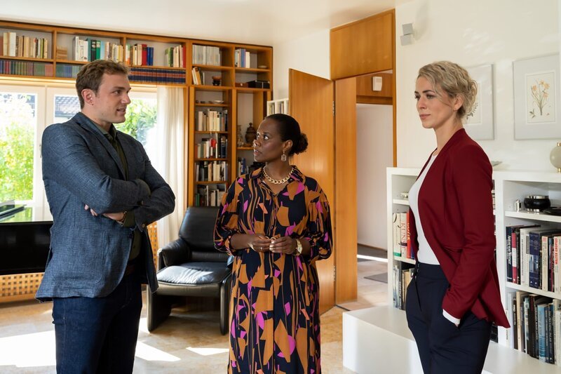 Michelle Münzinger (Denise M’Baye, M.) erklärt den Kommissaren Laura (Marija Kovčo, r.) und Thomas Schmidt (Moritz von Zeddelmann, l.), dass sie das Opfer von früher kennt. – Bild: ZDF und Linda Gschwentner