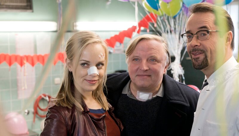 Die Münsteraner Mordkommission im Einsatz: Spuren einer aufreibenden Ermittlung: Nadeshada Krusenstern (Friederike Kempter) und Frank Thiel (Axel Prahl) zusammen mit Prof. Karl-Friedrich Boerne (Jan Josef Liefers, r). – Bild: WDR/​Martin Valentin Menke