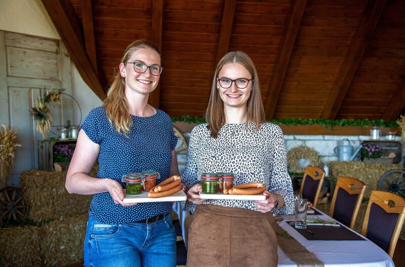 Stefanie Renz und ihre Schwester mit Gast-Geschenk – Bild: SWR/​Anne Deiss