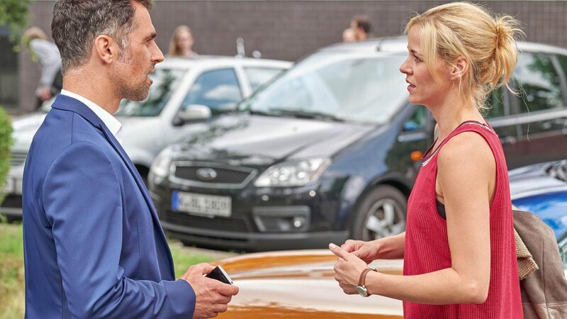 Karin (Jessica Ginkel) denkt an Stefan, als Michael (Gabriel Merz) auftaucht und abcheckt, ob er bei ihr noch im Rennen ist. – Bild: TVNOW /​ Frank Dicks